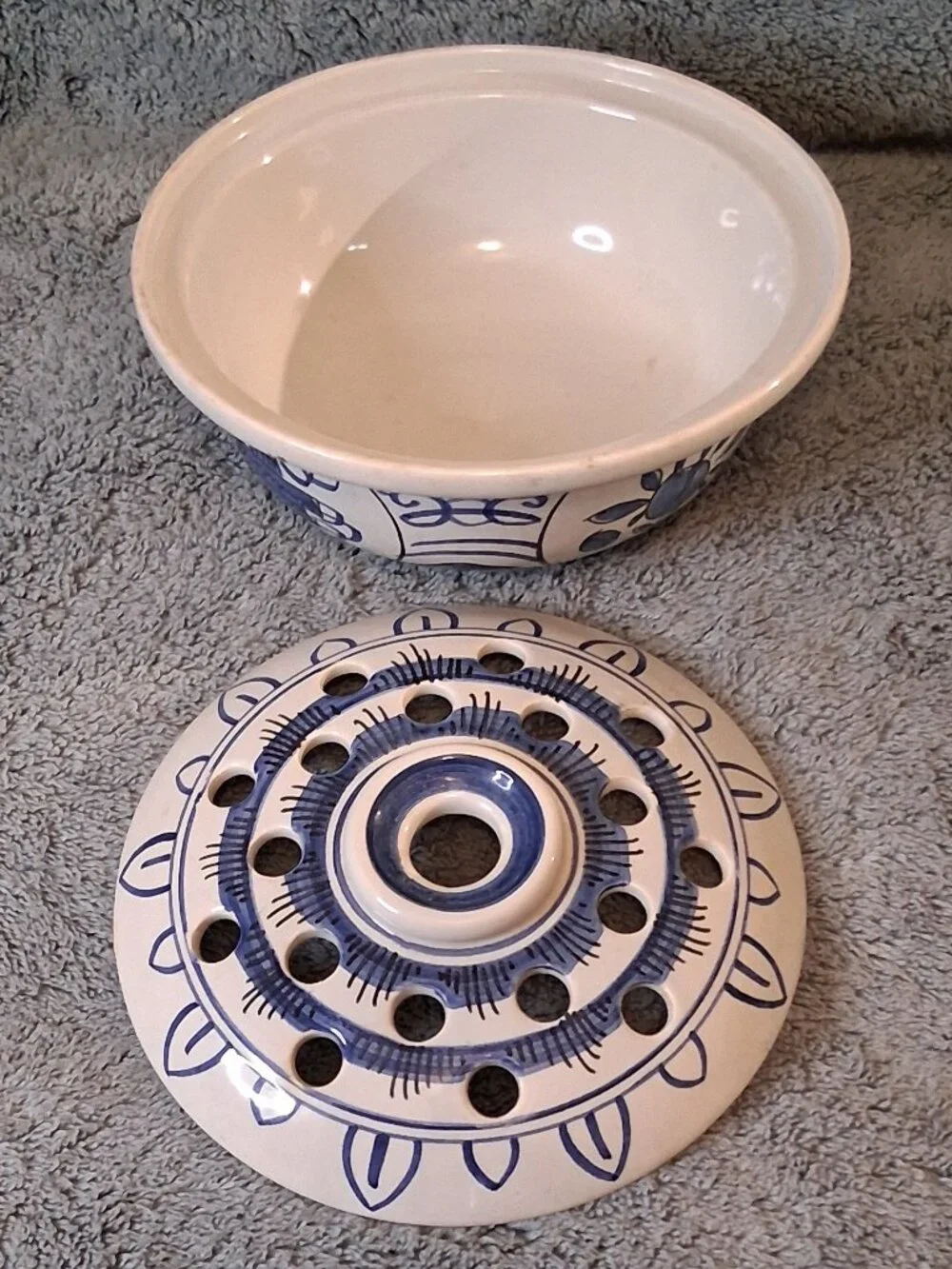 Vintage Williamsburg Restoration Delft Blue White Flower Frog Potpourri Bowl